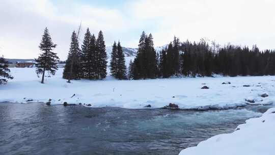 航拍新疆冬季喀纳斯湖雪景雪山森林冰河晨雾