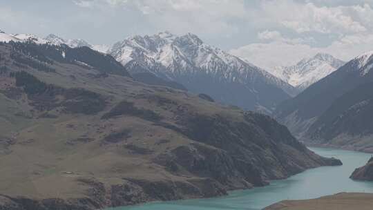雪山下的湖泊与山峦全景