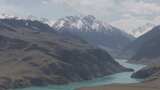 雪山下的湖泊与山峦全景高清在线视频素材下载