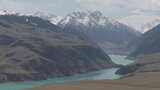 雪山下的湖泊与山峦全景高清在线视频素材下载