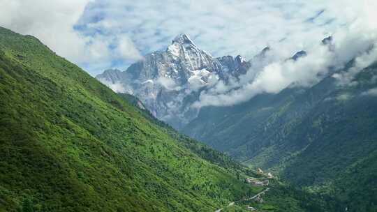 航拍云雾缭绕的四川阿坝四姑娘山幺妹峰