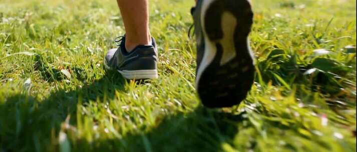 不同场景下行走的脚步特写