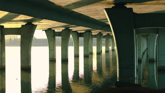 夕阳下的水波大桥光影运镜