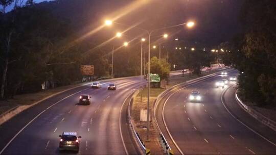 夜晚川流不息的马路