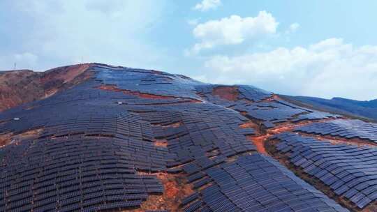 山坡上的太阳能光伏板