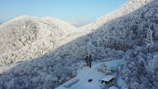 航拍湖北神农架风景区冬季雪山冰雪风光雪景