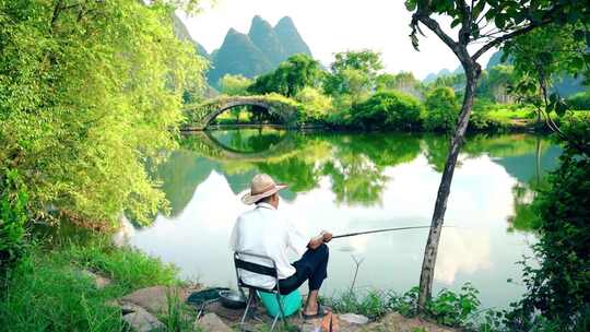 老人湖边垂钓自然风光