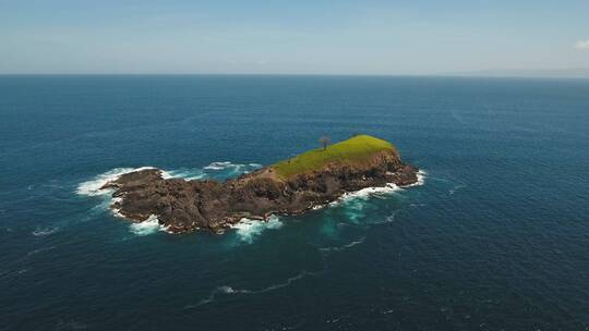 航拍海洋中的岩石岛