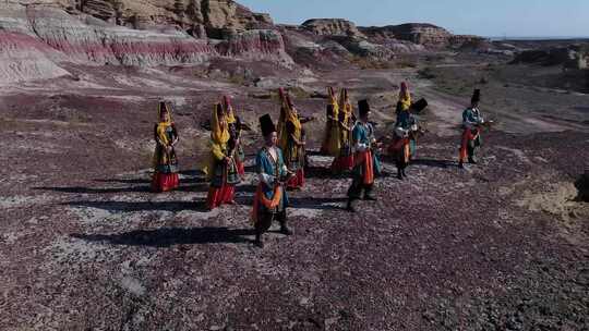 B新疆准噶尔盆地大漠戈壁民族舞蹈2视频素材模板下载
