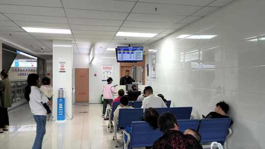 医院儿科门诊排队等待候诊的家长与小孩