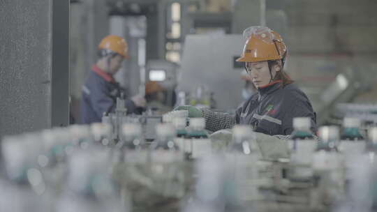 工厂工人生产线作业