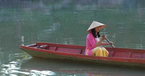 女人在河上划船