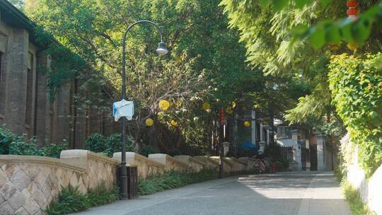 【原创】清晨城市街道巷子里的行人