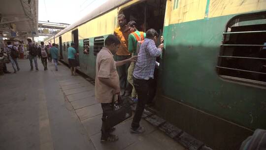乘客登上拥挤的火车视频素材模板下载