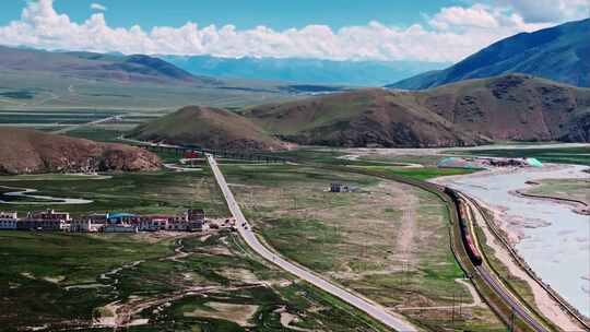 青藏高原雪山草原青藏铁路行驶的列车航拍