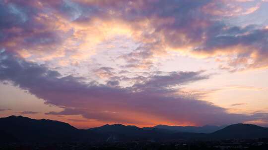 晚霞映照下的山脉与天空