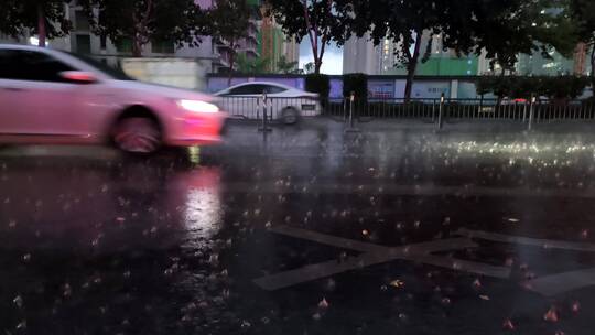 城市道路的雨夜