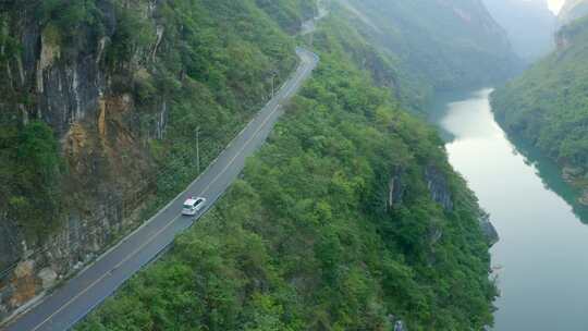 警车行驶在乡村道路上