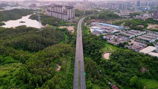 城市鸟瞰图，公路旁林立的高楼与绿植