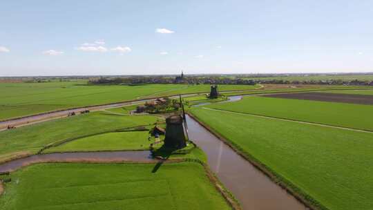 荷兰运河边风车和绿地的鸟瞰图。