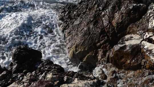 海浪撞击岩石海岸