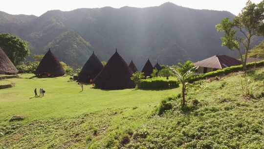 印度尼西亚传统村庄的鸟瞰图，有小屋和山脉