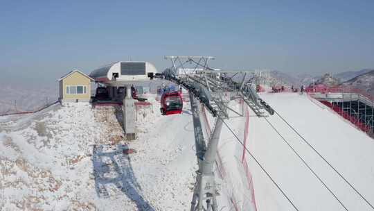 内蒙古呼和浩特马鬃山滑雪场缆车雪景航拍