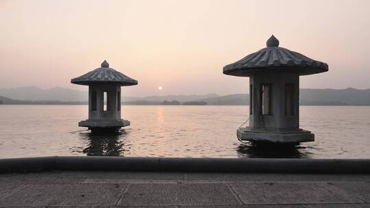 夕阳下波光粼粼的西湖和灯塔