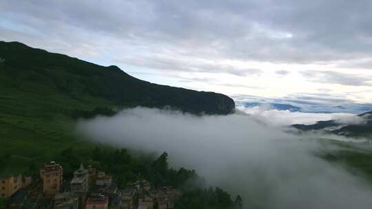 云南山间云雾缭绕的村庄景致