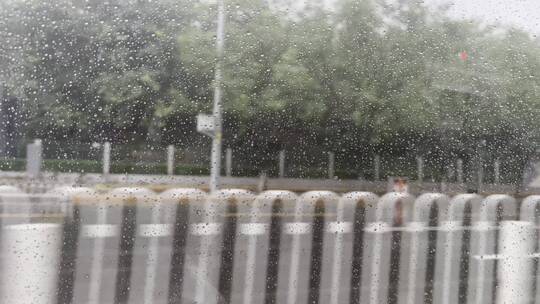 雨天驾车行驶在城市马路上车窗外