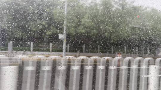 雨天驾车行驶在城市马路上车窗外视频素材模板下载