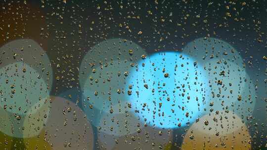 下雨的夜晚，雨水滴落在窗户玻璃上