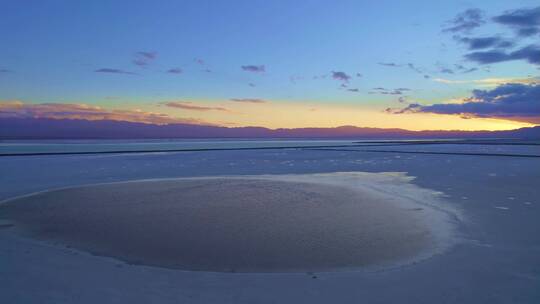 航拍夕阳下的茶卡盐湖（天空壹号景区）视频素材模板下载