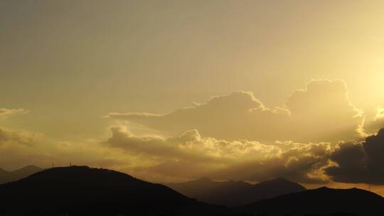 黄昏天空唯美山上日落夕阳西下阳光日出光芒