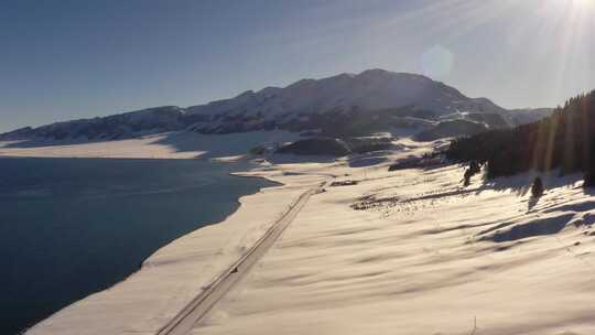 雪山下的湖泊冬日风光