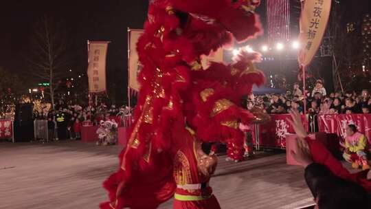 夜间苏州城市街头舞狮狮王争霸表演升格