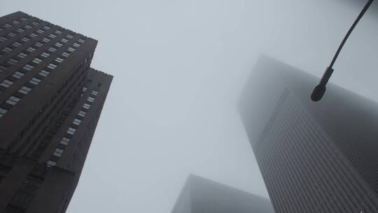 阴天雾里的摩天大楼