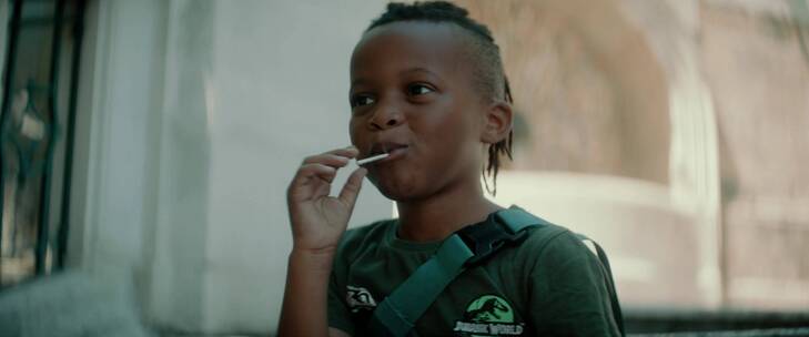 非洲男孩在吃棒棒糖