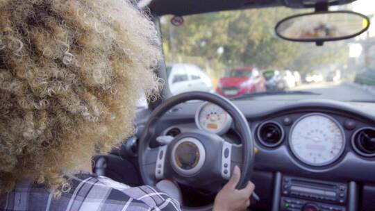 卷发女人开车视频素材模板下载