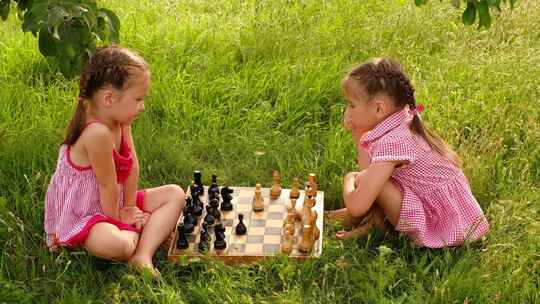 两个姐妹正在下棋