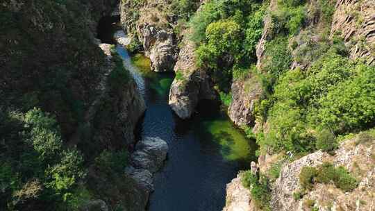 法国南部Ardeche省的Le Pont du Diable或恶魔桥Ain Thueyts村