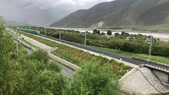 高原动车组：拉林铁路上的绿巨人在雨中奔驰