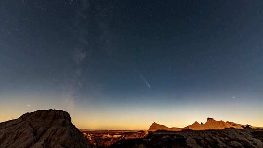 土林地貌彗星银河延时（紫金山-阿特拉斯）