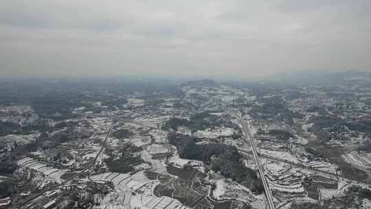 雪后山区高速公路航拍全景