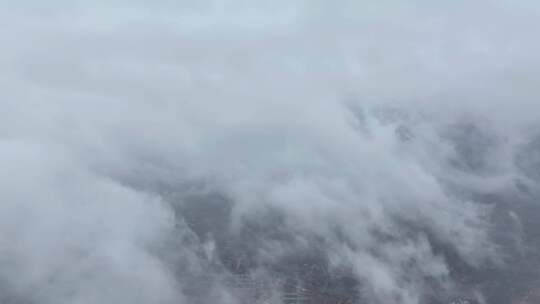 雨后泰山云雾缭绕