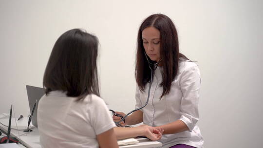 女医生给病人测量血压特写视频素材模板下载