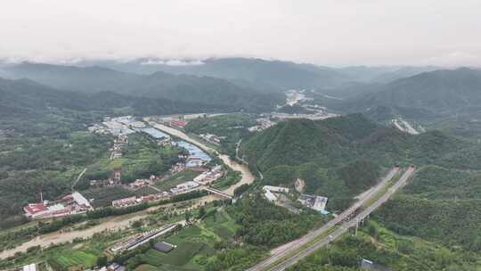 雨过天晴后云雾缭绕的山川河流村落