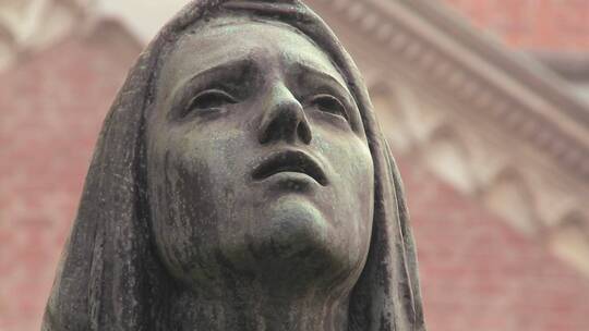 哭泣的妇女雕像视频素材模板下载