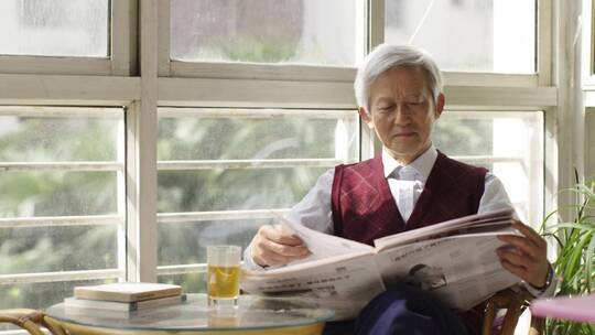 惬意的午后看报的老人中老年男士窗前看报纸