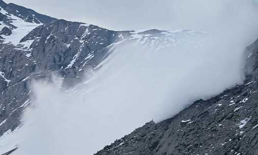 雪山 雪崩烟雾缭绕的壮观景象